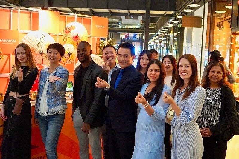 英國網紅共襄盛舉,共同推廣台灣觀光。(圖/觀光署提供)