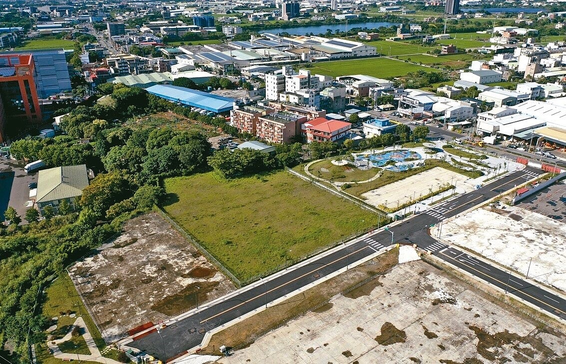 桃園市政府今年下半年將有5處社宅開工,另有3處社宅啟動招標。圖為位於八德區茄苳段永豐路附近的社宅基地。圖/桃園市住宅發展處提供