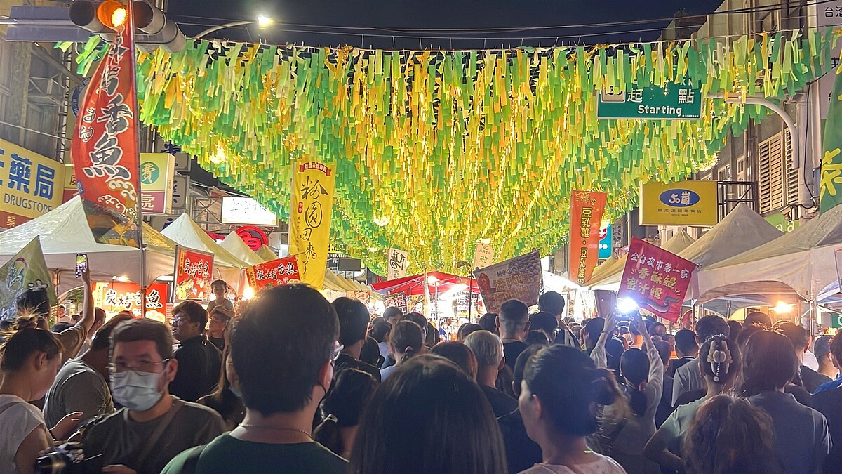 苗栗縣特有的苑裡鎮鬼門關夜市吸引人潮朝聖，越晚越熱鬧。圖／民眾提供