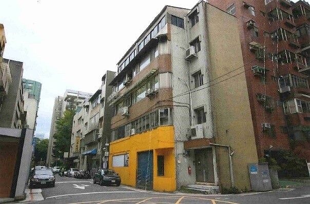 台北人看過來!老屋拉皮申請資格放寬 達「1條件」最高補助800萬元 四維路恩寓公寓外牆拉皮前。圖/台北市都更處提供