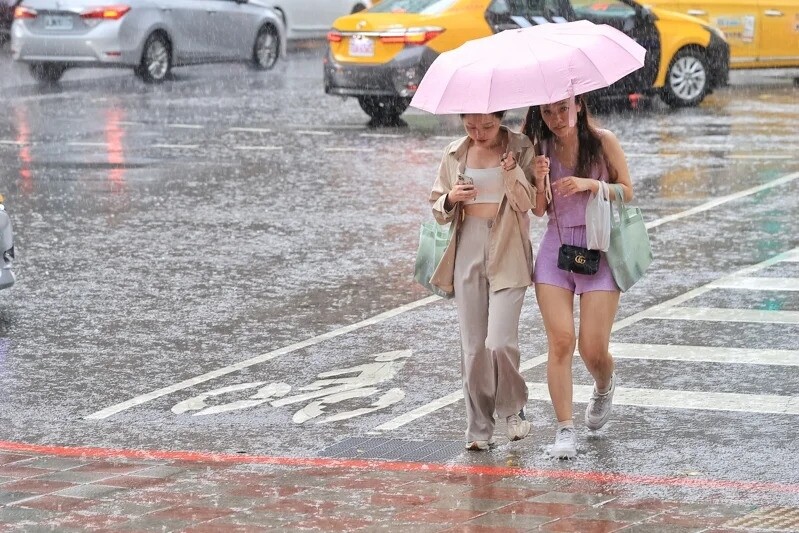 明天午後高屏有零星短暫陣雨，4日至6日恆春半島及南台東有局部雨。本報資料照 