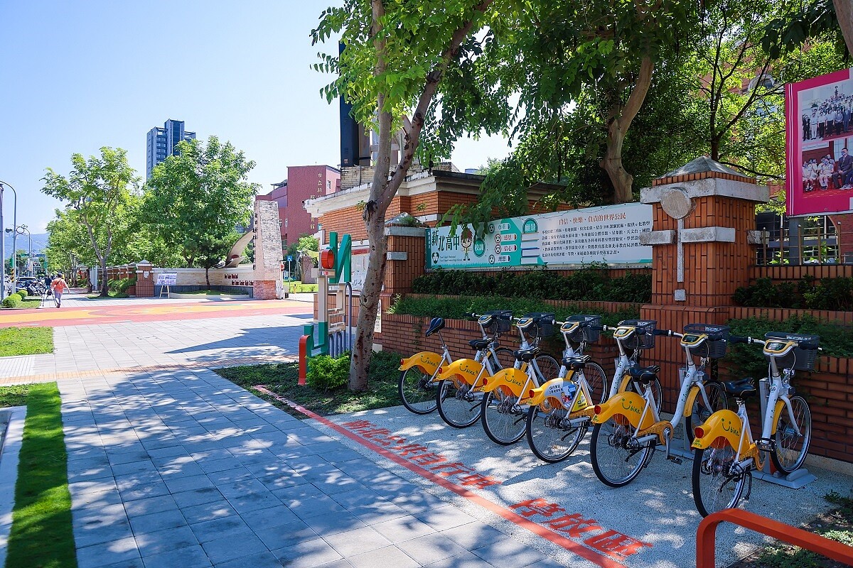 新北市長侯友宜2日視察剛完工的新北高中通學廊道,並宣布再提升「通學廊道安全改善計畫」目標,朝8年完成100所學校邁進。圖/新北市府提供