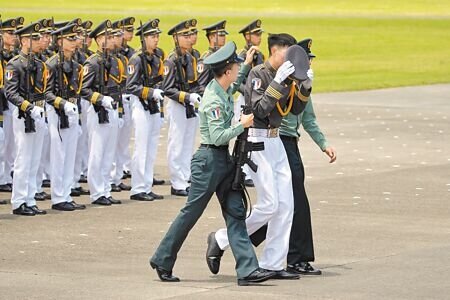 今年6到8月全台共有2667人次因熱傷害就醫,相較於去年同期的1846人次,成長逾4成。圖為「黃埔建校100周年校慶」6月16日在高雄陸軍軍官學校舉行,1名國防大學的官校生中暑身體不適。(本報資料照片)