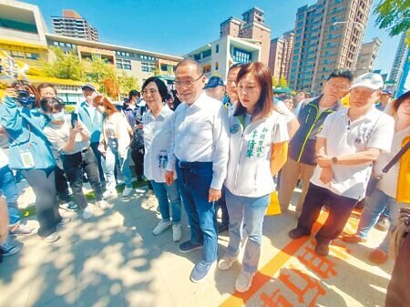 
新北市長侯友宜（前右二）2日視察三重區新北高中通學廊道改善工程。（張鎧乙攝）

