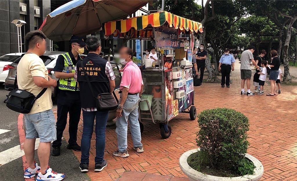 「台中市民廣場」為台中市知名的遊憩景點,不少違規攤商占用面積草皮搶商機。圖/台中市建設局提供