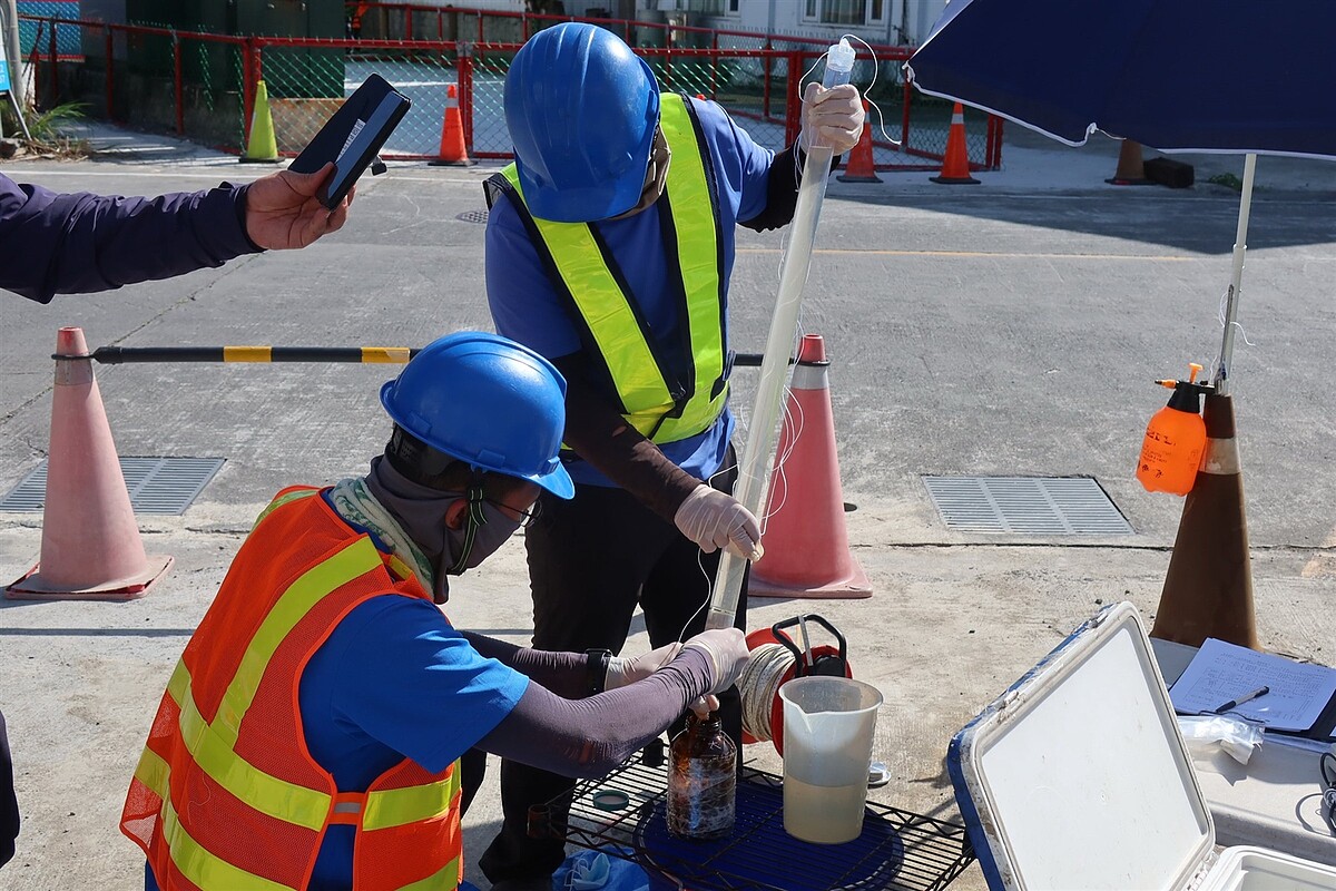 中油綠島漁港加油站2018年發生漏油事件,整治期間定期邀集專家學者召開會議,圖為工作人員採樣送驗。圖/台東縣環保局提供