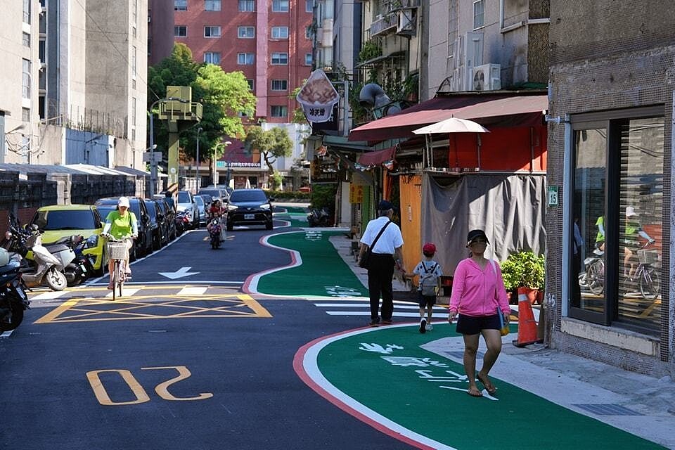 近日台北市師大附近的龍泉街被發現,行人穿越線竟是彎彎的「波浪狀」。 圖擷自臉書粉專《臺北交通大家談》