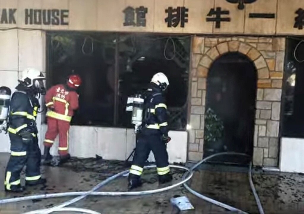 松山「小統一牛排館」火警 ,警消到場後立刻破窗射水灌救。圖/中國時報記者戴志揚翻攝