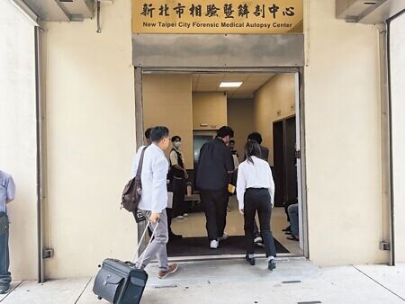 
新北市蘆洲區父子雙屍命案，檢察官3日率法醫至新北市立殯儀館相驗，釐清案發過程及死因。（王揚傑攝）全國各縣市安心專線1925
