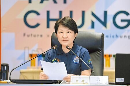 台中市政府市政會議3日審議「114年度市府總預算暨附屬單位預算案」,市長盧秀燕指出,中捷藍線明年將開工,「好孕專車」等建設與政策也會陸續展開。(林欣儀攝)