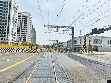 
台南鐵路地下化預計2026年底通車，隨著火車下地，沿線鐵路隔年將完成拆除，原地上空間將改建為「南鐵綠園道」。（曹婷婷攝）
