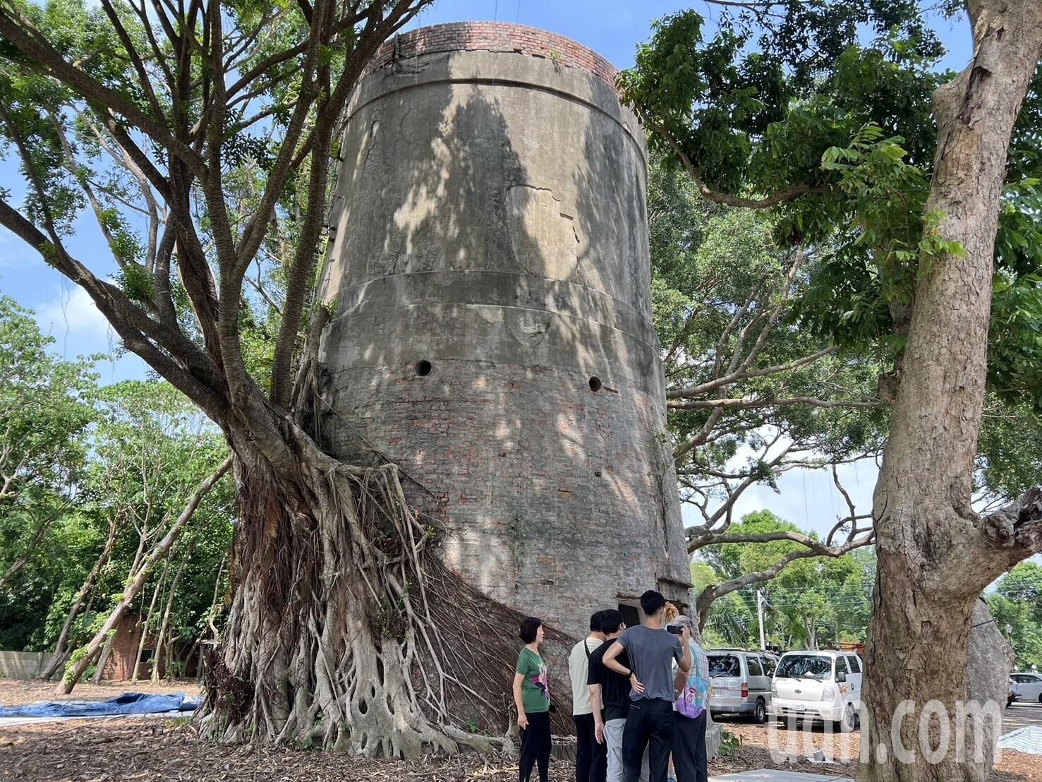 雲林虎尾建國眷村是全國僅存農村型眷村，近日卻傳出縣府進行景觀工程時，將全國僅存4座日軍留下的水塔之一鑿洞，又將早年眷村活動中心舞台區拆除改建為廁所，圖為被鑿洞的水塔。記者陳雅玲／攝影 