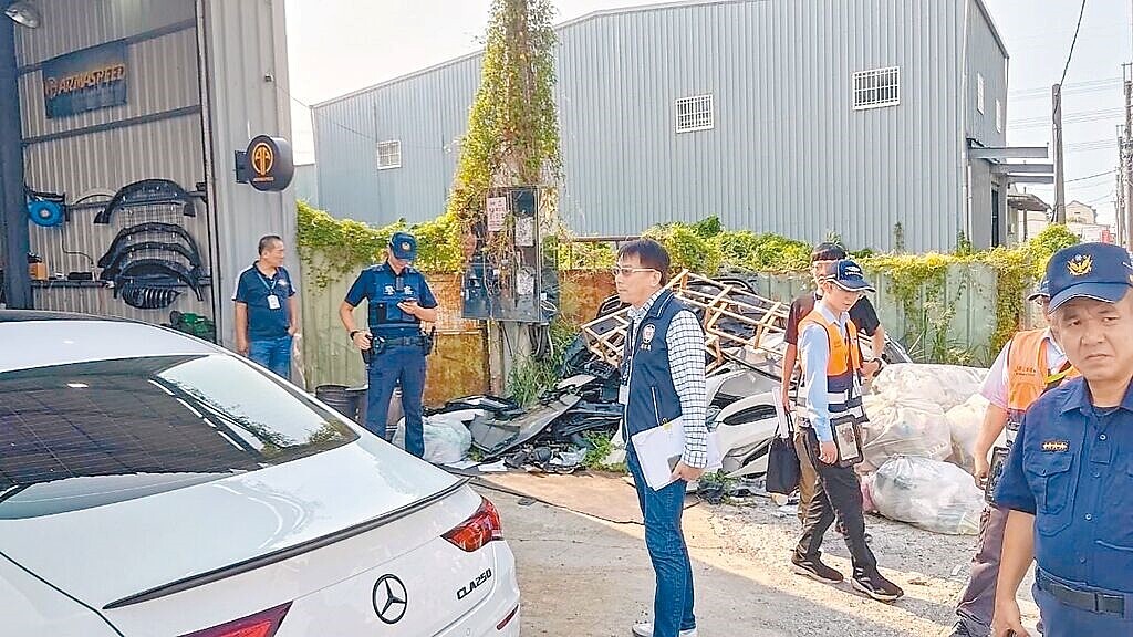 桃園市環保局日前接獲陳情,指蘆竹區有改裝車廠試車影響安寧,經稽查雖未發現違法,但發現10多輛改裝車要求限期到檢查驗。圖/桃園市環保局提供