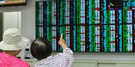 台股4日大跌4.52%,創史上第三大紀錄。法人觀察,過去大盤在單日大跌600點以上,後市表現都逐漸趨穩。圖∕本報資料照片
