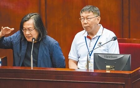 
前台北市都發局長林洲民（左）4日直言，處理京華城容積率時，都發局必須定時向市長報告，因此他除了晨會報告，也以文字方式上呈市長室。（本報資料照片）
