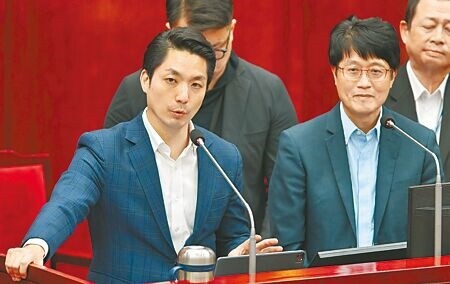 
台北市長蔣萬安４日表示，京華城容積獎勵爭議，事實到哪就處理到哪，他也已要求都發局對接下來各種狀況，研擬各項應變方案。右為工務局長黃一平。（本報資料照片）
