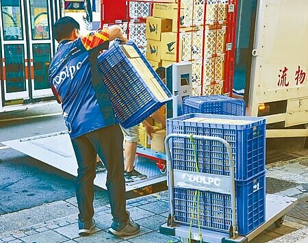 明年最低工資月薪漲幅4.08%,圖為物流人員工作情形。(羅永銘攝)