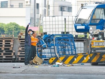 
雲林縣虎尾鎮再興飼料工廠4日進行吊車高空作業，4人搭乘的吊籃自8米高掉落，送醫後3人不治，1人重傷。（張朝欣攝）
