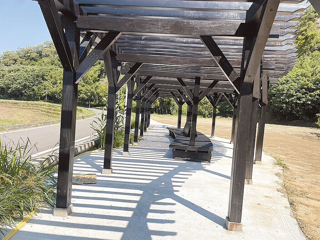 新竹市政府辦理「香山鹽港溪流域自行車道及環境改善工程」,目前工程進度已達61.74%,預計於2024年底完工。(新竹市政府提供)