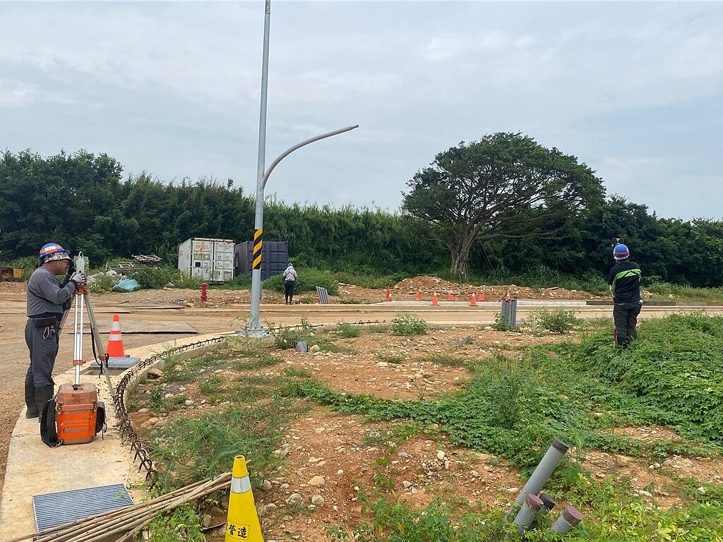 桃園市大園區五權里五結段是航空城徵收戶安置街廓地,徵收戶抽到該路段要新建家園時,希望建造4樓半的民宅,因該地段地勢較高受航高限制僅能蓋3層樓,對於無法蓋出自己理想的建築,民眾抱怨連連。(地主提供)