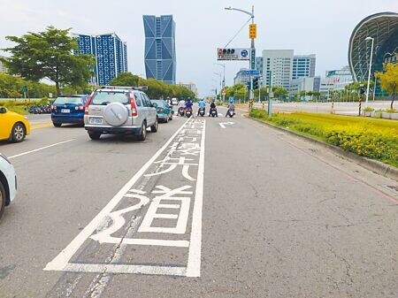 
高雄市成功二路部分路段與輕軌平行，近日出現超窄「機車直行優先道」引發民眾討論，路權團體建議擴大並強化辨識性。（任義宇攝）
