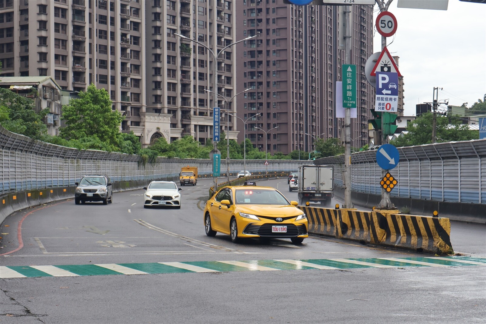 新店安坑祥和路是當地重要聯外道路，離峰時段也不少車流。記者李成蔭／攝影 