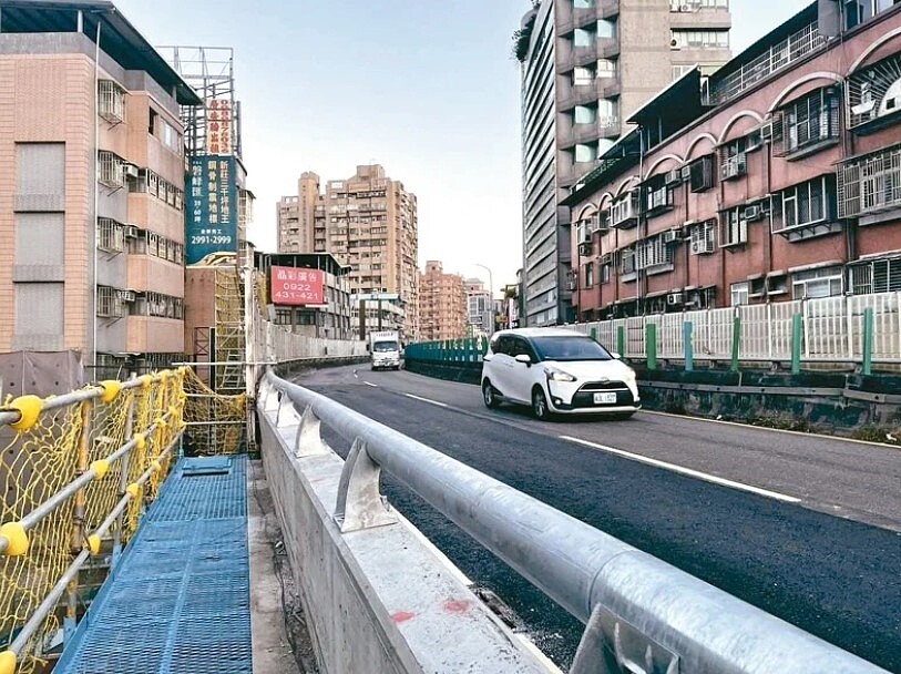 台1線高架4日完工通車，上午車流還算順暢。圖／新北市工務局提供
