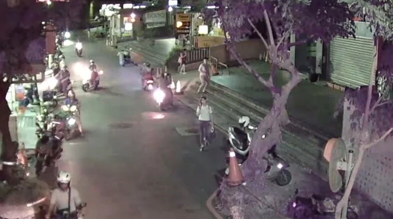 2名房仲在淡水區北新路184巷,與某社區主委談判破裂,遭持刀攻擊。逃到街上求救,被救護車送醫手術。圖/記者林昭彰翻攝