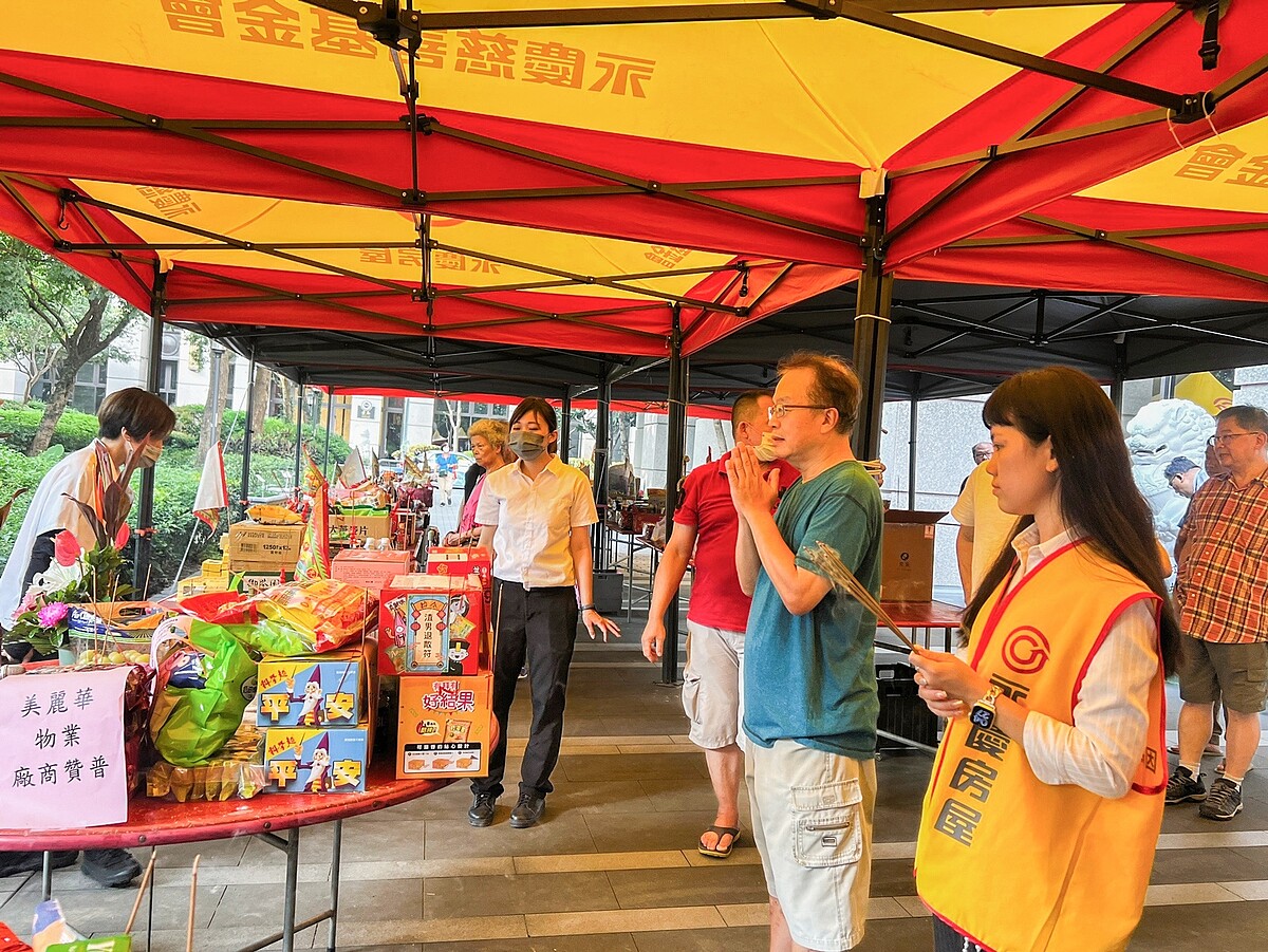 永慶房屋以「活動小幫手」身分進入君泰二期-君泰凰社區協助普度活動，與住戶一起祈福未來平安。（圖 / 永慶房屋提供）
