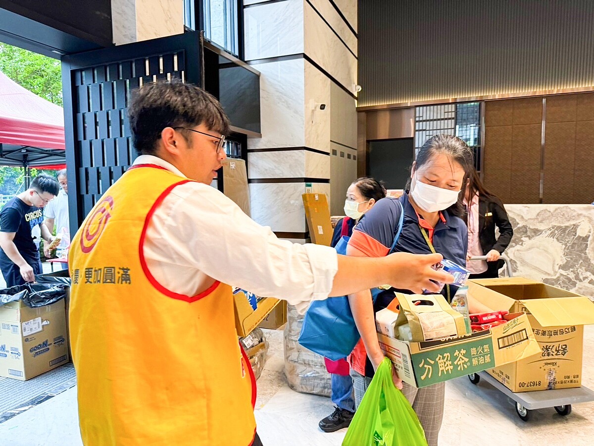 永慶房屋參與社區中元節活動，提供飲料給參加住戶。（圖 / 永慶房屋提供）
