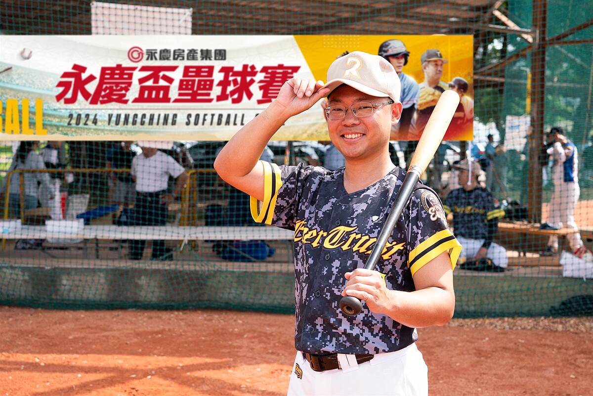 永慶房屋副總經理黃俊傑參加永慶盃壘球賽,為「總部而立猛鷹」隊員。圖/永慶房產集團提供