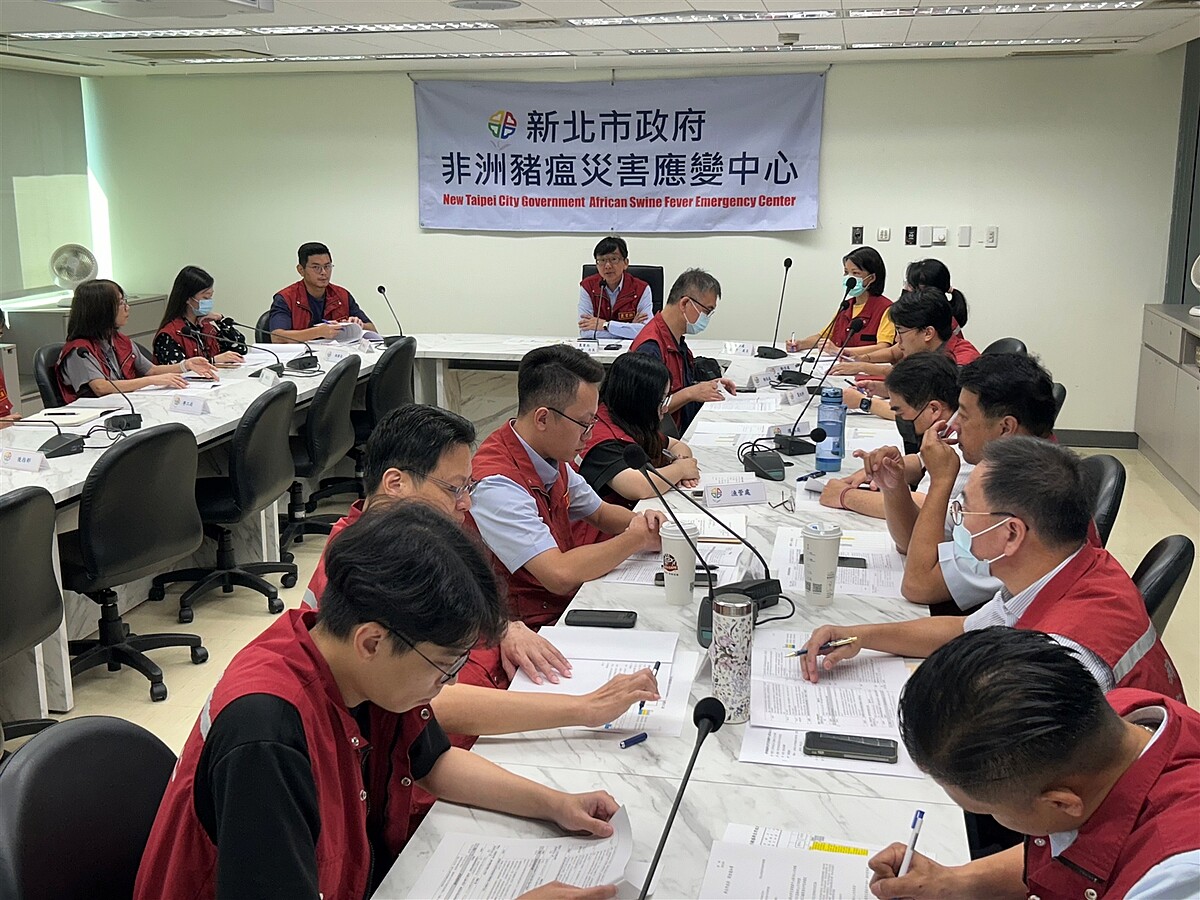 非洲豬瘟新北市災害應變中心跨局處及府外共計18個單位會議,由執行秘書諶錫煇局長主持。圖/動物保護防疫處提供