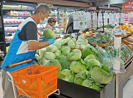 
我國超市強化生鮮蔬果與販售品項，吸納在地客群，致營業額逐步攀升。圖∕本報資料照片
