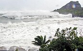 颱風掃南台　海水倒灌滿州　珊瑚海藻上岸