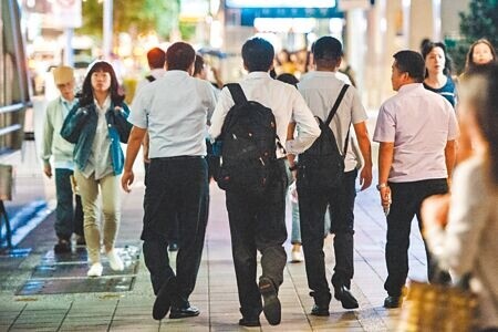 
藍委指出受惠基本工資調漲約逾200萬人，但中產階級是最辛苦的一群，「調薪永遠沒份」。（本報資料照片）
