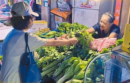 
受凱米颱風影響，8月消費者物價指數（CPI）年增率為2.36％，連續4個月破2％通膨警戒；圖為颱風逼近前，不少家庭主婦前往市場買菜。（本報資料照片）
