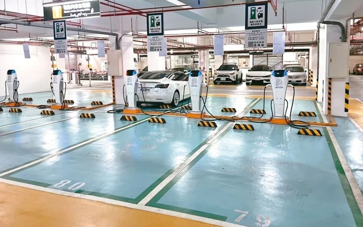台中市中央公園地下停車場充電槍有98支,近9成閒置挨批;市府表示,尖峰時段最多13車同時充電,將評估轉移閒置充電槍。圖/中市停管處提供