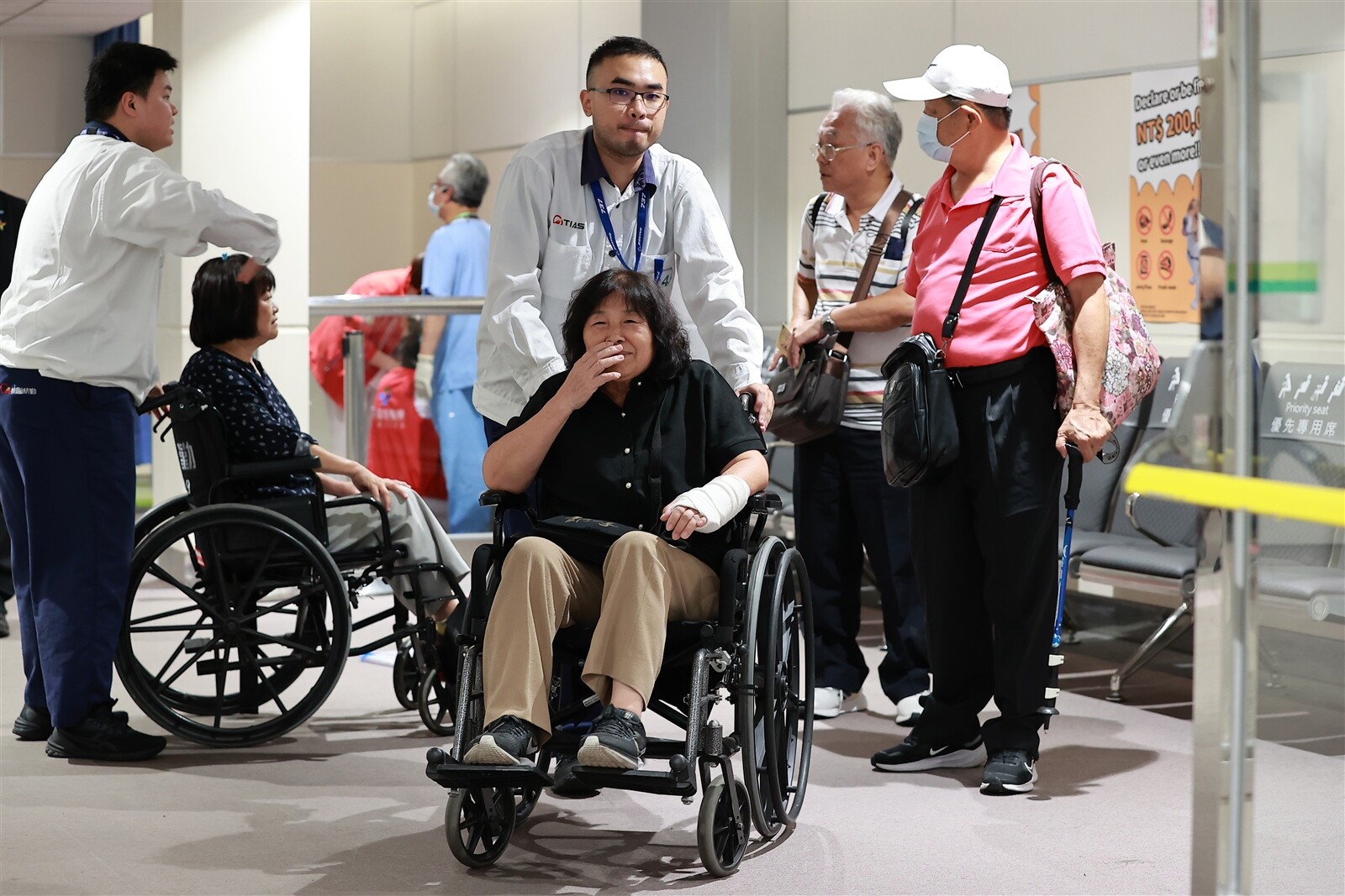 機上旅客遇上亂流時遭掉落物打傷頭、手部受傷，包紮後婉拒送醫。記者黃仲明／攝影 