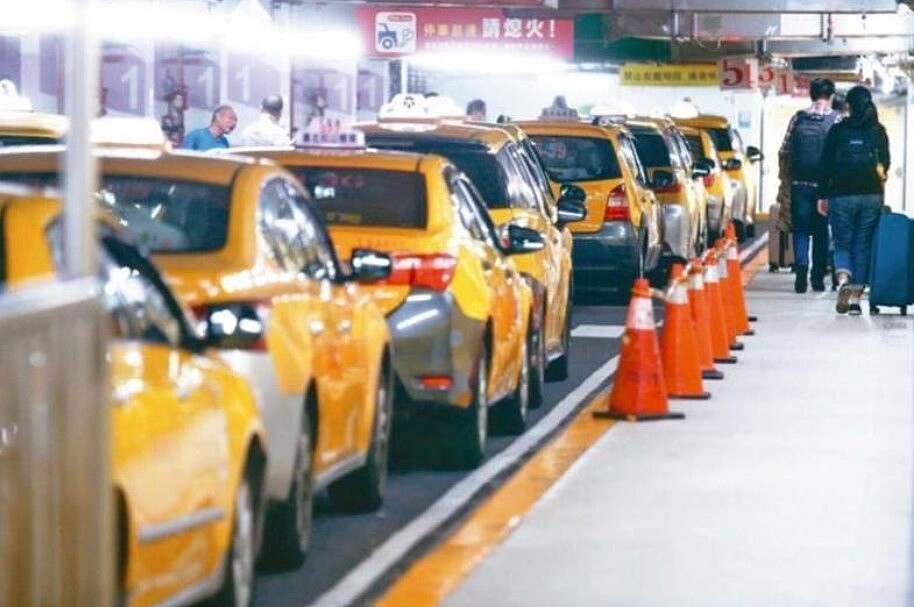 台北市社會局每個月提供愛心悠遊卡點數,讓長輩及身障人士搭乘愛心計程車。情境示意圖。圖/聯合資料照片