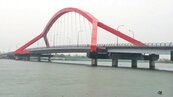 天兔颱風侵台　就差2公尺　東港進德大橋險淹沒