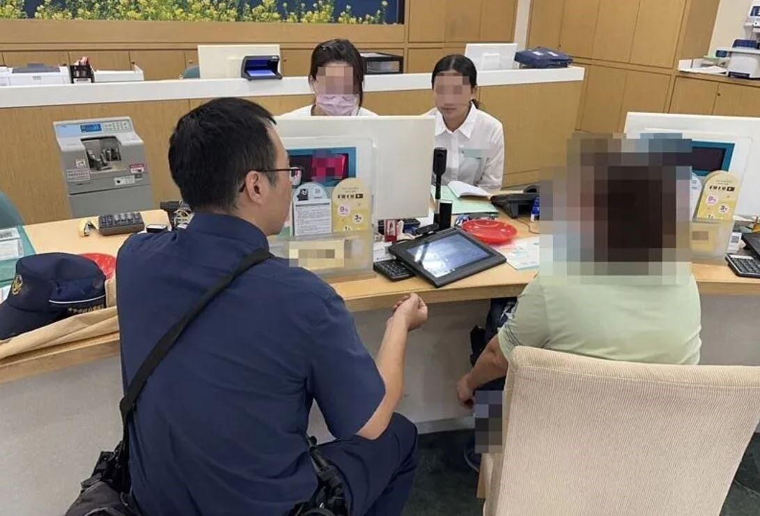 台中市太平區一名婦人(右)日前到銀行準備匯250萬元存款加入炒房團,還好在銀行行員、警方勸阻下,她才發現被騙,保住積蓄。記者趙容萱/翻攝