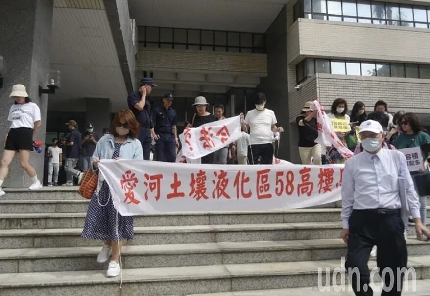 高雄國賓飯店重建案召開環評審查會，逾20名住戶代表會同議員在市府前呼口號要求「停止環評」。圖／記者徐白櫻攝影