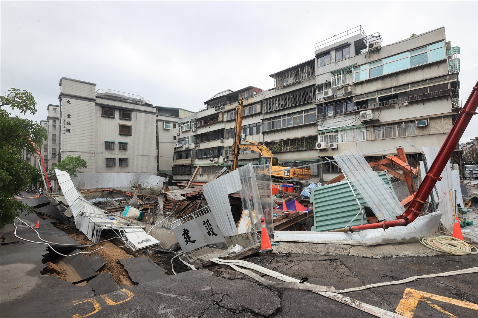 台北基泰大直坍塌案將屆周年，京公會鑑定周邊受損戶共165戶，基泰建設迄今已與64戶受損戶和解。圖／本報資料照片 