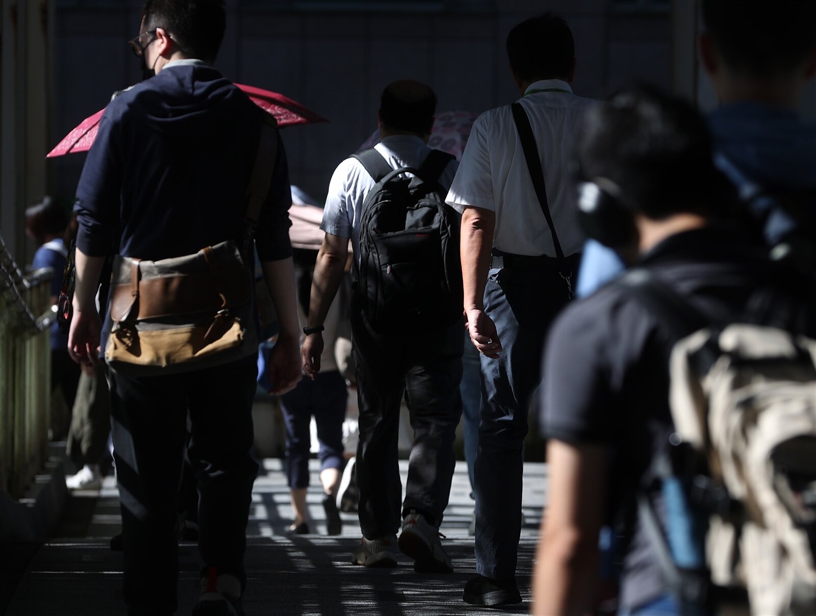 三明治世代調查發現,三大煩惱為長輩的健康、子女教養問題及身為家中經濟支柱的壓力。示意圖非新聞當事人,記者林澔一/攝影