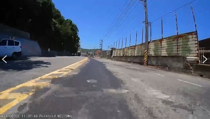 新北市瑞芳中山路日前進行電纜地下化,但施工廠商道路回填不實,路面坑坑巴巴。記者李定宇/翻攝