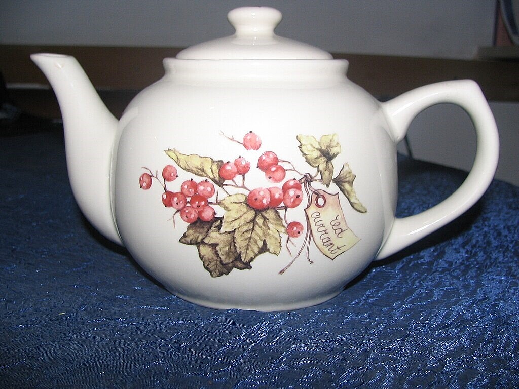 茶壺、咖啡壺或杯子使用完畢未即時徹底清潔,容易卡上垢,相當難刷除,一名網友分享一法寶輕鬆去除茶垢。示意圖/維基百科