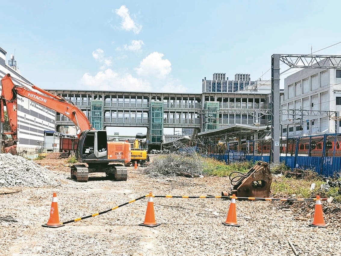 桃鐵地下化工程新舊車站進入施工期，中壢車站鐵軌地下化施工中。記者曾增勳／攝影 