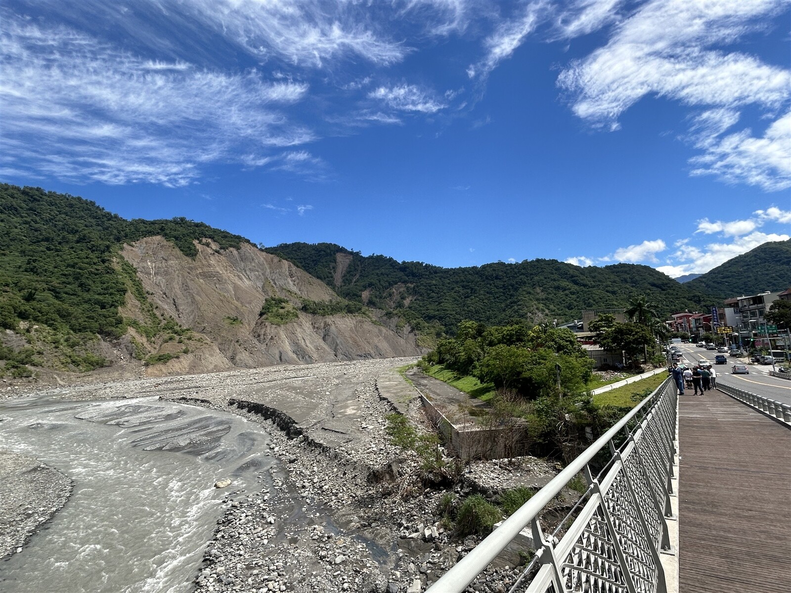 凱米颱風來襲時，六龜荖濃溪左側邊坡發生大規模崩塌，河道淤積更嚴重，從寶來一號橋看過去，河道與街道幾乎一樣高。記者徐白櫻／攝影 