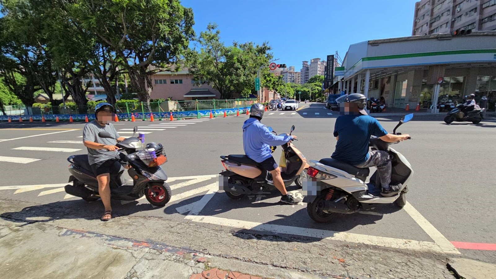 高雄部分路段的機車待轉區範圍狹小又連結槽化線，機車在交通尖峰時間擠不進待轉區，被迫停在槽化線，遭檢舉開罰。記者王勇超／攝影 