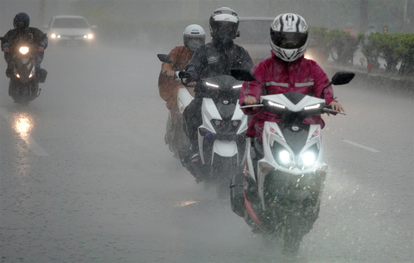 對流雲系發展旺盛，易有短延時強降雨，中央氣象署發布大雨特報。聯合報系資料照 